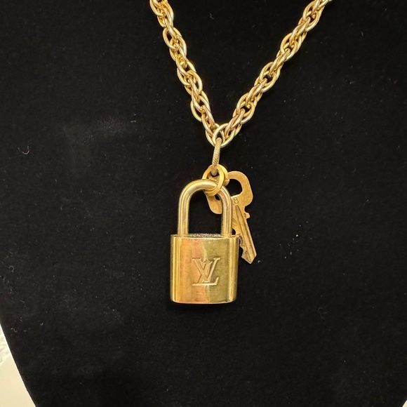 Authentic vintage Louis Vuitton lock & key on vintage chain approximately 20” - Picture 3 of 6